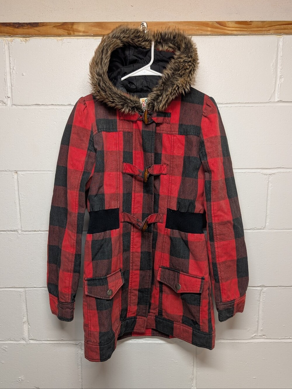 Roxy Women's Red Black Buffalo Plaid Hooded Puffer Coat Faux Fur Trim (Medium)